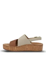 Sandalias de plataforma con suela de corcho. Presentan una tira frontal de cuero marrón y una tira superior de tela en color beige, con ajuste de hebilla metálica en el talón.