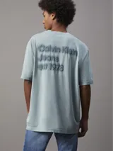 Remera celeste de corte relaxed, cuello redondo y mangas cortas. Presenta logo CK bordado en el frente y logo Calvin Klein Jeans en relieve en la espalda.