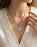 Collar de acero inoxidable con cadena de eslabones y dije circular grabado con diseño de árbol de la vida, decorado con pequeñas circonias de colores.