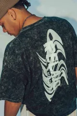 Remerón negro de corte amplio con estampa en la espalda con la palabra "RELAX" en letras blancas con efecto ondulado.