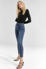 Pantalón de jean skinny de tiro alto, color azul oscuro.