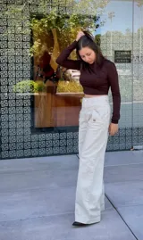 Polera de manga larga color marrón, con cuello alto y corte crop.