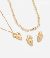 Conjunto de bijouterie color dorado compuesto por un collar de dos capas, con una cadena de eslabones gruesos y una cadena fina con dijes de frutilla texturizada, acompañado de caravanas a juego con diseño de frutilla.