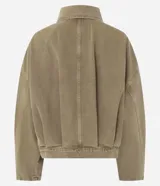 Campera bomber de jean color verde oliva, de corte holgado y diseño corto. Cuenta con cuello polo, mangas largas y cierre frontal con botones.