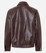 Campera bomber de poliuretano color marrón oscuro, con cuello clásico, cierre frontal con botones a presión, bolsillos delanteros con solapa, puños y bajo elásticos, y recortes estructurados.