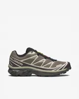 Championes de trail running Salomon modelo XT-6, color marrón con detalles en negro y acentos multicolores en la lengüeta. Presentan una estructura técnica con refuerzos laterales, sistema de cordones rápidos y suela con tecnología de agarre avanzado.