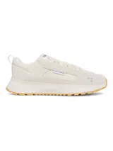 Championes Under Armour UA W Street Mirage, color beige, con parte superior de malla y superposiciones de gamuza, entresuela de EVA y suela de goma con tracción.