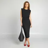 Falda midi negra de corte recto, con cintura alta y abertura lateral.