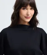 Remera de corte holgado y diseño básico, confeccionada en algodón. Presenta cuello redondo y mangas cortas con caída relajada.