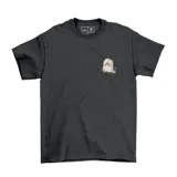 Remera de algodón color marrón con estampa gráfica en la espalda que presenta una calavera grande, un esqueleto relajado en una playa al atardecer y la inscripción Q.E.P.D.
