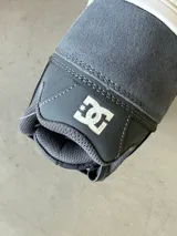 Championes DC modelo Sarah, color gris oscuro con detalles en blanco y suela de goma color caramelo. Presentan el logo de DC en blanco en el lateral y están inspirados en la cultura skate.