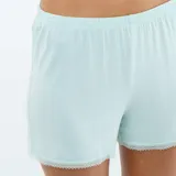 Conjunto de pijama corto color celeste, compuesto por una musculosa de tirantes finos con detalle de encaje en el escote y un short a juego con ribete de encaje en el ruedo.