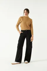 Sweater color camel de punto con diseño de ochos en el frente y mangas, cuello semi alto y corte al cuerpo.