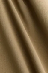 Vestido corto marrón sin mangas, con escote redondo y cierre oculto en la espalda. Cuenta con un diseño entallado en el cuerpo y una pollera acampanada con frunces en los laterales de la cadera.