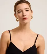 Vestido largo de corte evasé confeccionado en crepé color verde oliva. Presenta escote corazón, breteles finos ajustables, espalda con lastex y tajo lateral en el ruedo.