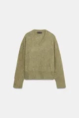 Jersey de punto con efecto cepillado, color verde oliva, con cuello en pico y manga larga. Presenta acabados en rib en puños, cuello y bajo.