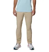 Pantalón cargo Columbia modelo Tech Trail Utility Omni-Shield, de color beige, con bolsillos laterales en las piernas y corte recto.