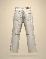 Pantalón de cuero vacuno con corte flare y tiro alto. Cuenta con forrería interna de satén y detalle de presillas fruncidas en la cintura.
