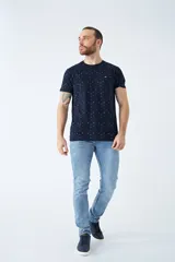 Pantalón de jean corte regular, color azul oscuro, con diseño de cinco bolsillos, pasacintos y detalles de roturas localizadas en la parte frontal.