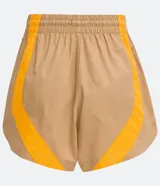 Short runner color beige con recortes laterales color naranja, cintura elástica con cordón ajustable y corte holgado.