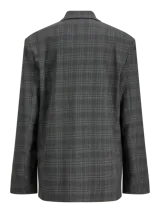 Blazer de sarga con diseño oversize, cuello con solapas y cierre frontal de dos botones. Presenta un estampado de cuadros en tonos gris oscuro y una estructura definida.