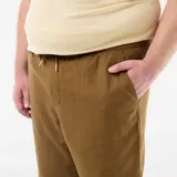 Bermuda lisa color marrón en tejido dobby, con bolsillos laterales y traseros, ideal para un look casual de verano.
