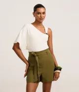 Short de sastrería modelo clochard marca Cortelle, color verde militar, con cintura alta, trabillas y cinturón lazo del mismo tejido.
