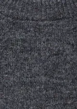 Vestido corto de punto en color gris, con cuello redondo y manga larga. Presenta un diseño recto y minimalista confeccionado en una mezcla de fibras.