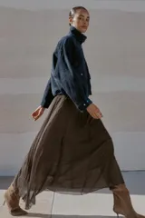 Falda midi color marrón con cintura elástica, forro interior y detalle de godets con encaje.