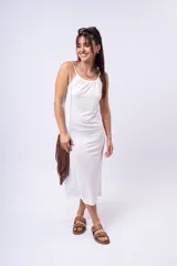 Vestido midi negro de breteles finos con frunce en el escote.