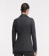 Blazer alargado color gris oscuro, con cuello solapa, bolsillos incorporados y cierre frontal con dos botones.