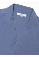 Camisa de manga corta Arrow confeccionada en mezcla de lino y algodón, color azul, con cuello solapa y cierre frontal de botones.
