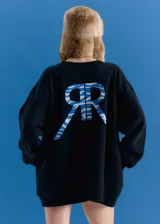 Buzo oversize de cuello redondo, confeccionado en frisa esmerilada con textura suave. Presenta hombros caídos y estampa serigráfica en la espalda con el logo de la marca en diseño de cebra azul.