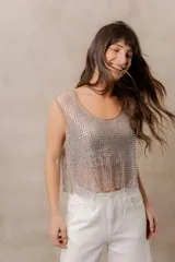 Top de red translúcido con aplicaciones de strass, sin mangas, de corte holgado y escote redondo.