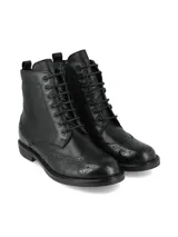 Bota tipo borcego de cuero napa color negro, con diseño de inspiración Oxford que presenta detalles de perforaciones decorativas (brogue) en la puntera y laterales. Cuenta con cierre de cordones y suela de goma TR.