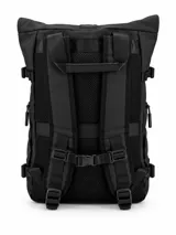 Mochila de viaje color negro con diseño roll-top, cierre de hebilla frontal, múltiples bolsillos con cierre y asas superiores.