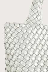 Bolso pequeño de mano con diseño trenzado en color blanco, con dos asas cortas integradas.