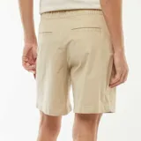 Pantalón de gabardina color beige, con diseño convertible 2 en 1 que permite desmontar la parte inferior para transformarlo en short. Presenta corte recto, bolsillos laterales y ajuste en los tobillos con cordón elástico.