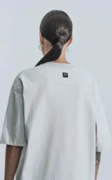 Remera de algodón premium color gris claro, corte oversize con hombros caídos y cuello redondo.