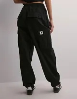 Pantalón cargo negro de popelina de algodón, con corte holgado, cintura ajustable y múltiples bolsillos laterales y traseros.