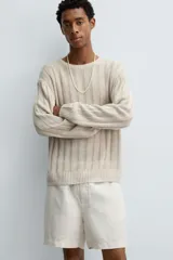 Bermuda relaxed fit confeccionada en tejido ligero de cáñamo. Presenta cintura elástica ajustable con cordón interior, bolsillos laterales y un bolsillo trasero de plastrón con solapa.