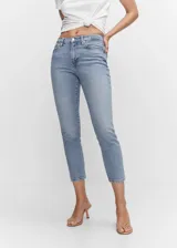 Pantalón jean de corte ajustado y tiro alto, en tono azul claro con efecto deslavado y diseño tobillero.