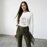 Pantalón de gamuza con spandex, corte semi oxford, con detalle de bolsillo trasero en encaje y cinto desmontable de encaje a juego.