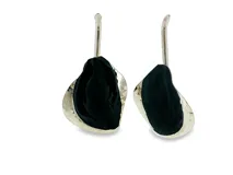 Pendientes largos de metal plateado con diseño orgánico y sección central de esmalte negro con superficie texturizada.