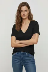 Remera de algodón con cuello en V, manga corta y corte holgado.