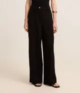 Pantalón wide de cintura baja color azul marino, confeccionado en crepé con doble traba en la cintura, cierre tradicional y frisos.