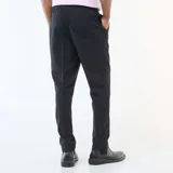 Pantalón de vestir color negro, de corte recto y estilo formal, con cierre frontal y bolsillos laterales.