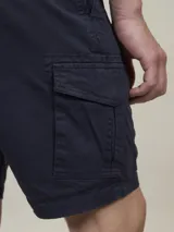 Bermuda cargo color negro en tejido twill con elastano, de calce cómodo con bolsillos laterales y efecto wash look.