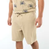 Bermuda estilo chino color beige, con cierre frontal de cremallera, botón y cordón ajustable en la cintura.