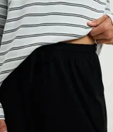 Conjunto de pijama masculino compuesto por una remera de manga larga con estampado de rayas horizontales y un pantalón largo de corte recto con cintura elástica.